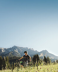 Übergossene Alm - Frau beim Mountainbiken