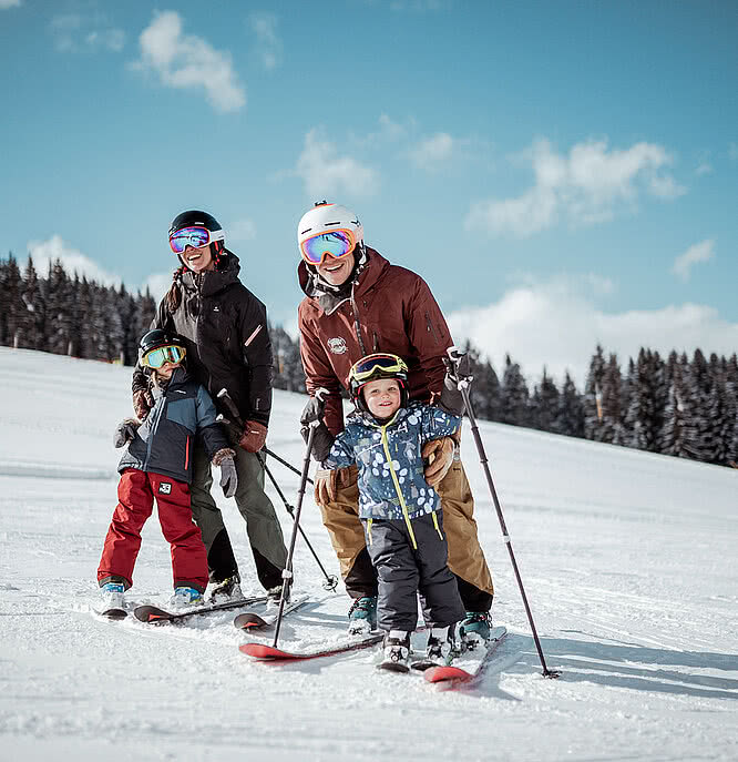 Übergossene Alm - Familie mit Kindern beim Schifahren 