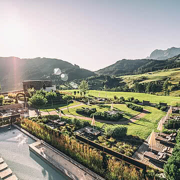 Wunderschöner Hotel-Garten in den Bergen und entspannende Relax-Bereiche im Wellnessurlaub