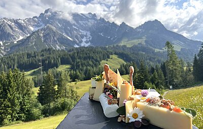 Käseplatte mit Bergblick | Übergossene Alm Resort 