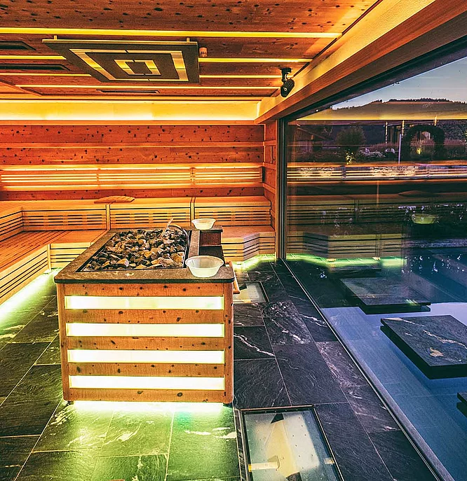 Übergossene Alm - Sauna beleuchtet Nacht