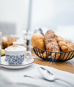 Das Frühstück mit frischem Kaffee und Brötchen im Übergossene Alm Resort ist im Preis inbegriffen