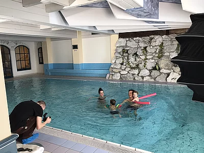 Übergossene Alm - Familie im Pool indoor