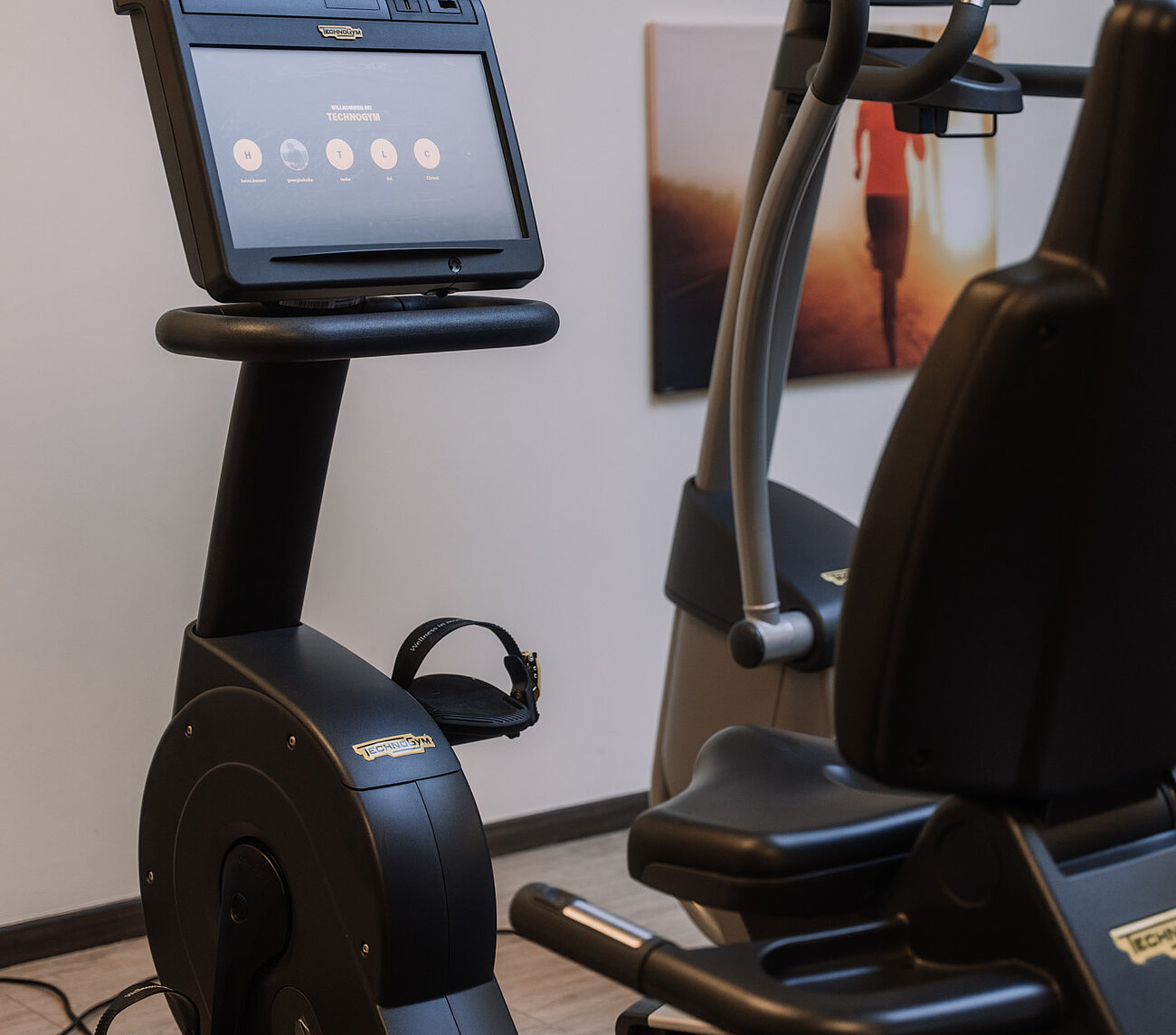Ergometer und Trainingsgeräte im Fitnessraum für individuelles Workout