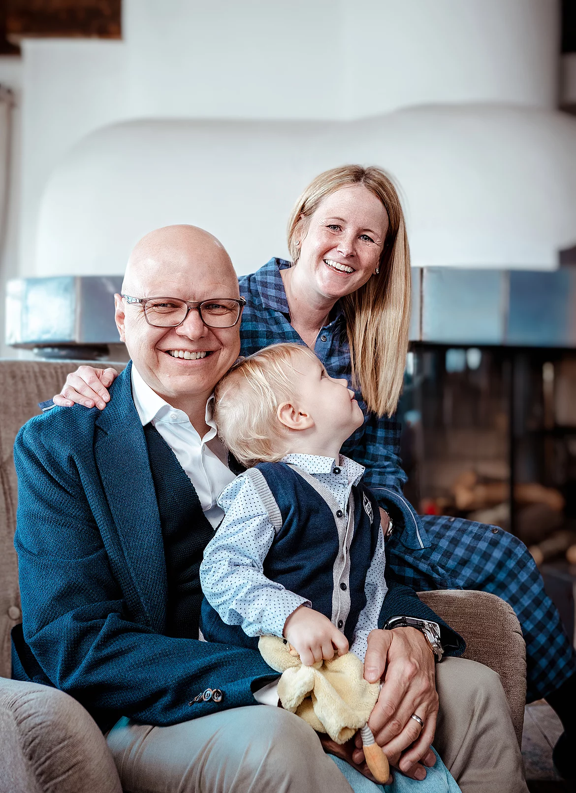 Familienbild vor einem Kachelofen