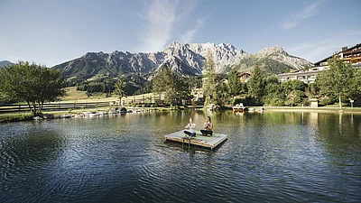 Übergossene Alm - Almsee Frauen beim Yoga