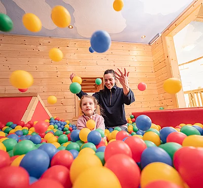 Übergossene Alm - Indoor Kinderalm Kinder im Bällebad