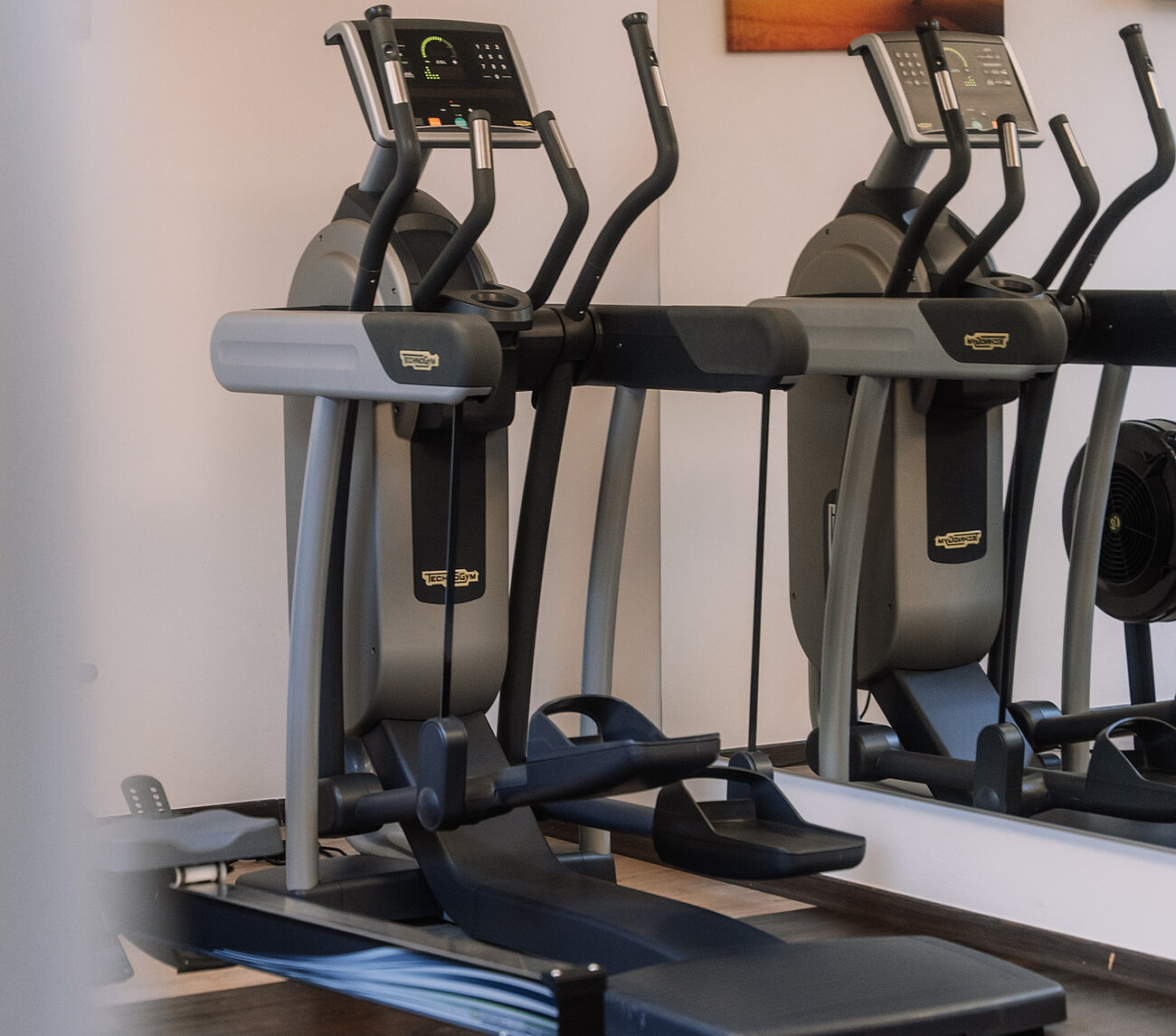 Crosstrainer für gelenkschonendes Training im Fitnessraum des Hotels