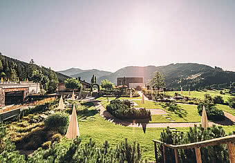 Der weitläufige Garten des Wellnesshotels im Salzburger Land bietet viele Grünflächen und Liegemöglichkeiten
