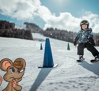 Übergossene Alm - Kind beim Schifahren lernen mit Maus Grafik