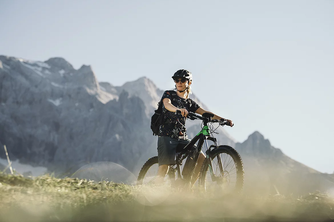 Übergossene Alm - Frau beim Biken Sommer