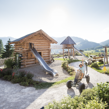 Großer hoteleigener Almspielplatz für Kinder im Familienhotel Übergossene Alm in Salzburg