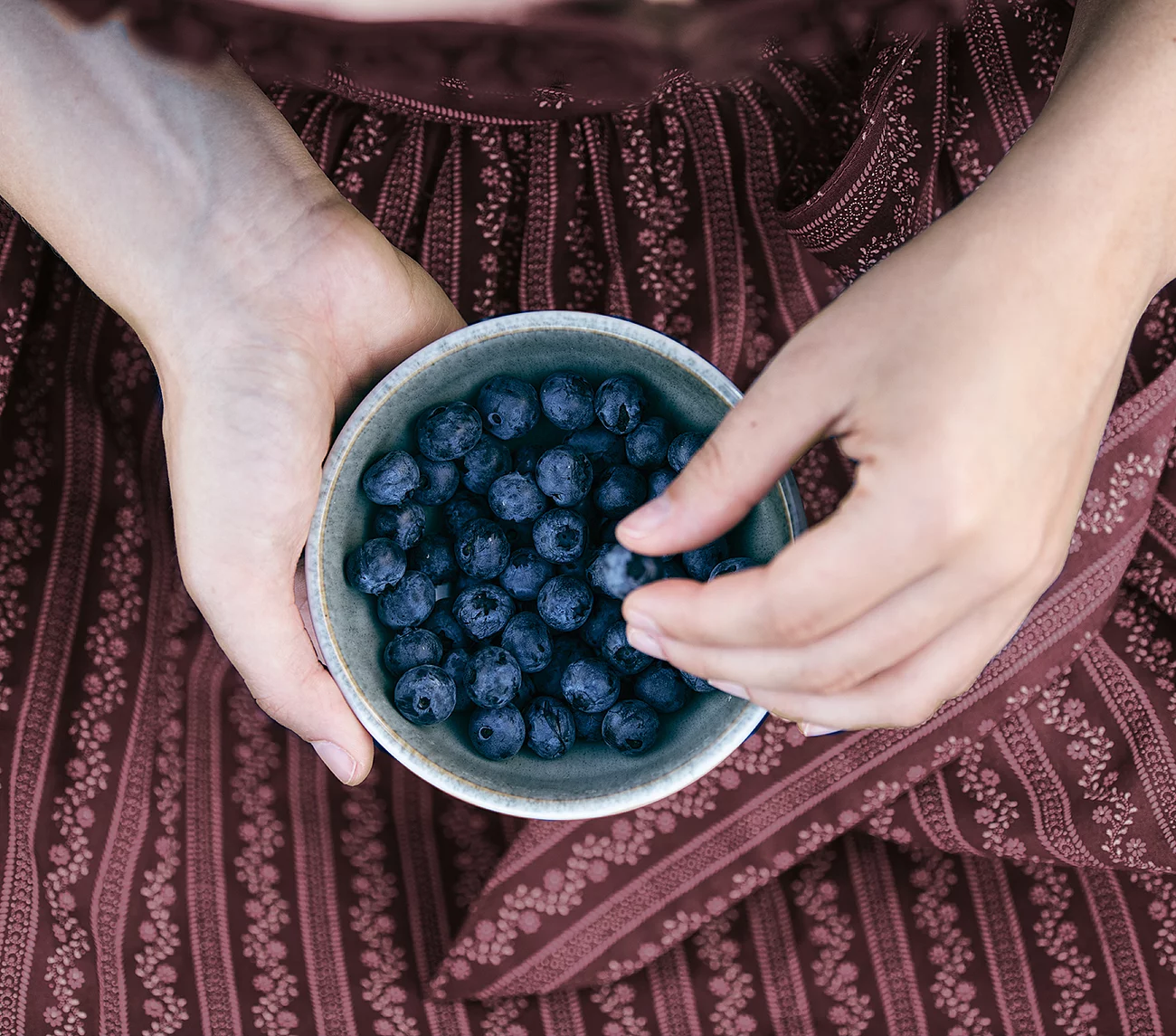 Übergossene Alm - Frau mit Schale voller Blaubeeren