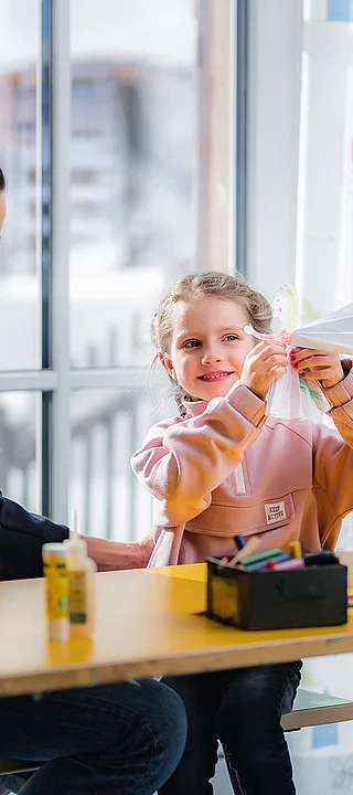 Übergossene Alm - Indoor Kinderalm Mutter mit Kind beim Basteln