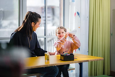Übergossene Alm - Indoor Kinderalm Mutter mit Kind beim Basteln