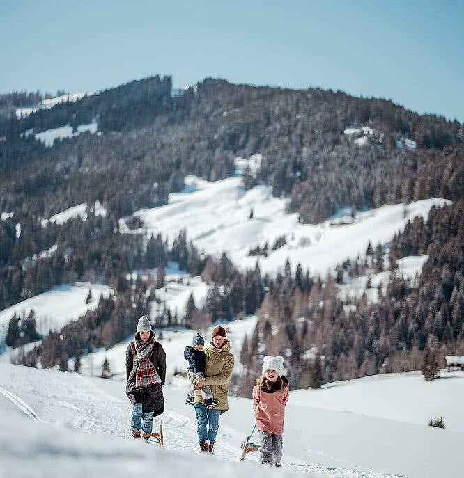 Übergossene Alm - Familie beim Winterspaziergang